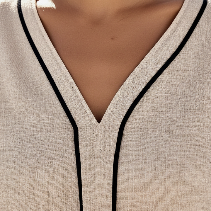 Close-up 2 – V-neckline & piping
